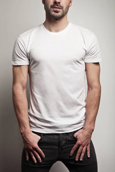 Camiseta blanca en blanco en el hombre joven y guapo, frente —  Fotos de Stock