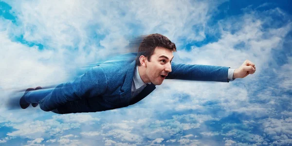 Homem de negócios voando como um super-herói — Fotografia de Stock