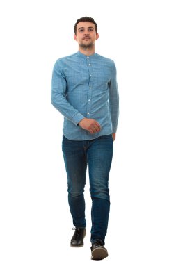 izole yürüyen adam