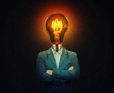 Gerçeküstü görüntü çapraz eller siyah arka plan üzerinde kafa yerine bir ampul ile ciddi bir işadamı. İş fikir ve yaratıcılık sembolü.