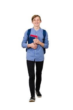 Kendine güvenen bir öğrencinin okula gidişinin tam boy portresi.