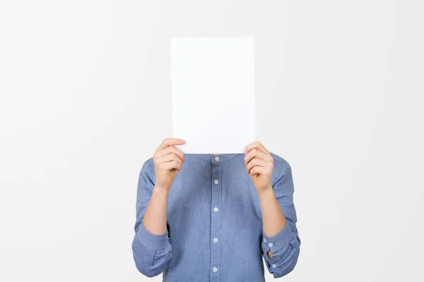Teenager Junge bedeckt sein Gesicht mit einem leeren weißen Papier über whi — Stockfoto
