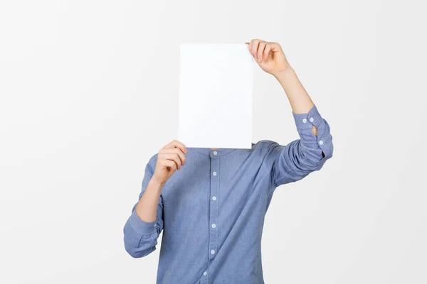 Teenager mit leerem Blatt Papier vor dem Gesicht. ma — Stockfoto