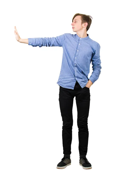 Oldalnézet teljes hossza magabiztos fiú mutatja stop gesztus — Stock Fotó