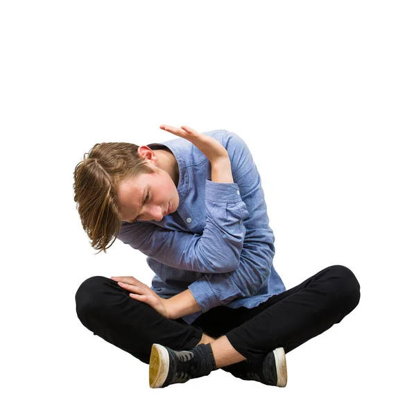 Наляканий хлопчик підліток сидить на підлозі тримає руку над головою — стокове фото