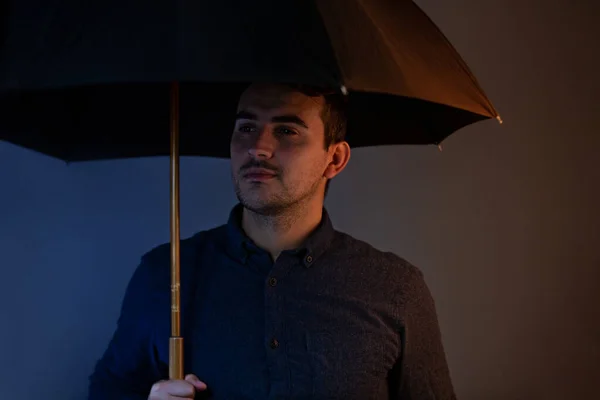 Jeune homme confiant tenant un parapluie. Homme d'affaires Holding Umbrel — Photo