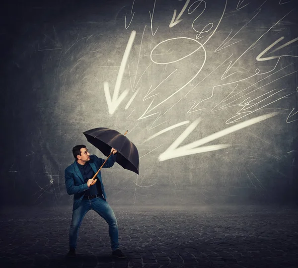 Beslutsam affärsman gömmer sig bakom paraply som en sköld för pro — Stockfoto