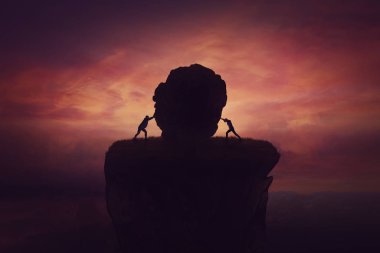 Bir kayayı iten iki iş adamı arasındaki liderlik rekabeti.