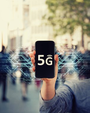 Pazarlama el ele tutuş 5G internet bağlantısı akıllı telefon. Yeni hareket