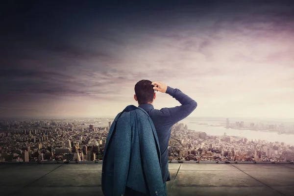 Οπίσθια όψη του στοχαστικού επιχειρηματία που στέκεται στην οροφή ενός sk — Φωτογραφία Αρχείου