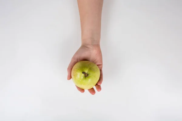 Acercamiento de una mano humana sosteniendo una pera fresca aislada en blanco — Foto de Stock