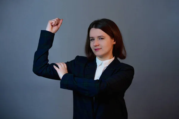 Confiante e determinada empresária flexionando músculos mostrando h — Fotografia de Stock