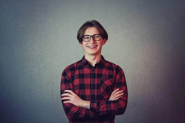 Χαρούμενος έφηβος hipster, φορώντας casual κόκκινο πουκάμισο και γυαλί — Φωτογραφία Αρχείου