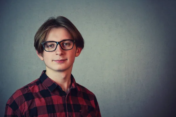 Close up retrato de menino positivo adolescente vestindo camisa vermelha um — Fotografia de Stock