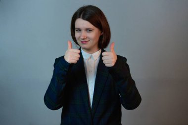 Kendinden emin ve kararlı iş kadını, olumlu yüz ifadesi ve olumlu bir bakış açısı. Kişisel gelişim ve motivasyon kavramı.