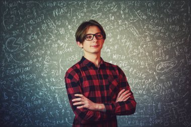 Gözlük takan zeki inek öğrenci kollarını kavuşturup zor matematik hesaplamalarını ve denklemlerini çözüyor. Kafası karışmış adam ekonomi formülünü biliyor, yeni proje fikirleri kavramına sahip..