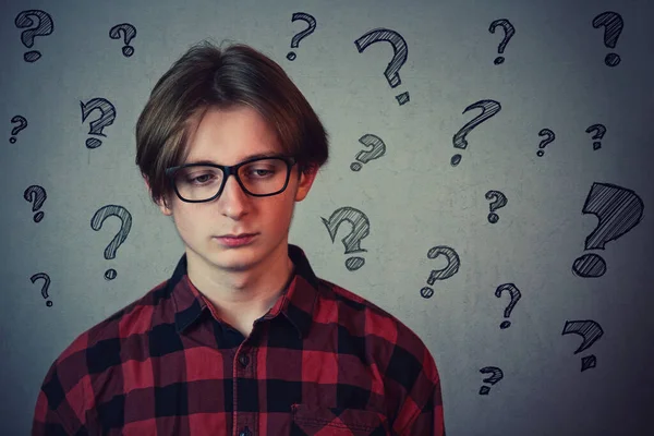 Droevig Teleurgesteld Tienerjongen Met Rood Shirt Bril Neerkijkend Ontevreden Geïsoleerd — Stockfoto