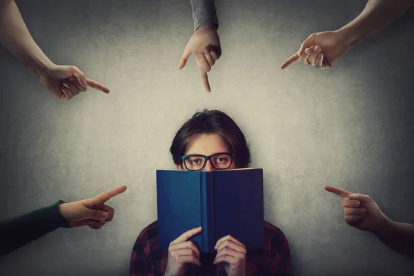 Schüler Mobbing Opfer Der Schule Versteckt Hinter Einem Offenen Buch — Stockfoto