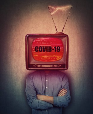 Gazeteci kafası yerine eski televizyon kutusu, ekranda son haberleri gösteriyor. Coronavirus COVID-19 hızla yayılıyor. Salgın riski, ölümcül korona virüsü salgını insanları etkiliyor..