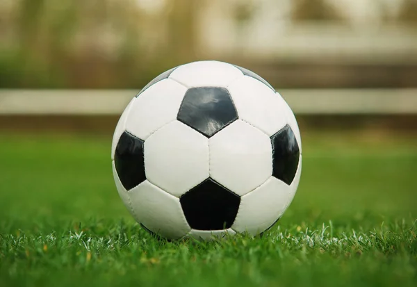 スタジアムの芝生のフリーキックスポットに置かれた古典的なサッカーボール 典型的な黒と白のパターン アリーナの緑の芝生のフィールド上の伝統的なサッカーボール — ストック写真
