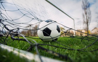 Top olarak gol konsepti kapıdan girer ve ağa çarpar. Futbol şampiyonası arka planı, stadyumdaki bahar turnuvaları. Sağlıklı spor aktiviteleri ve oyunlar.