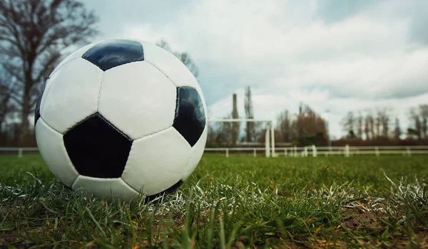 フリーキックライン上の典型的なサッカーボール スタジアムフィールド上の屋外で ゴール前の緑の芝生の上で伝統的なサッカーボール 春のスポーツレジャーと健康的な活動 — ストック写真