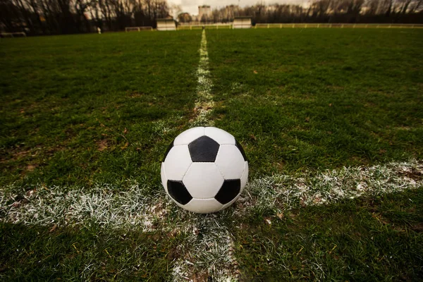 Pallone Calcio Classico Tipico Motivo Bianco Nero Posto Sulla Linea — Foto Stock