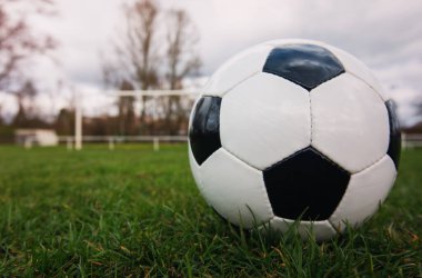 Serbest vuruş çizgisinde, stadyum sahasında tipik futbol topu. Kaleden önce yeşil çimlerin üzerinde geleneksel futbol topu. Bahar sporları boş zaman ve sağlıklı aktivite.