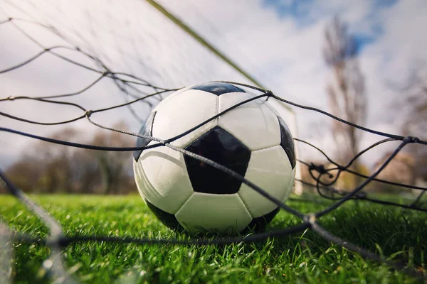 サッカーボールとしてのゴールコンセプトがゲートに入り ネットに当たります サッカー選手権の背景には スタジアム上の春の屋外トーナメント 健康的なスポーツ活動とゲーム — ストック写真