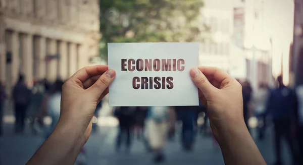 Mãos Segurando Uma Folha Papel Alertando Sobre Conceito Crise Econômica — Fotografia de Stock