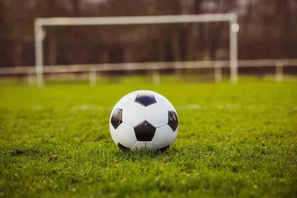 スタジアムの芝生の上に置かれた古典的なサッカーボール典型的な黒と白のパターン 緑の芝生の芝生の上の伝統的なサッカーボールコピースペース — ストック写真