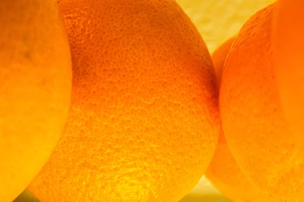 Φρέσκα Πορτοκαλί Φρούτα Που Απομονώνονται Κίτρινο Φόντο Κοντινό Πλάνο Της — Φωτογραφία Αρχείου