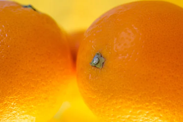 Fruta Naranja Fresca Aislada Sobre Fondo Amarillo Primer Plano Cáscara — Foto de Stock