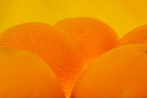 黄色の背景に孤立した新鮮なオレンジ果実 黄色の背景に新鮮なオレンジの皮のクローズアップ バイオ 健康食品 — ストック写真