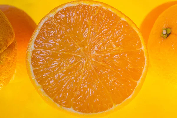 黄色の背景に隔離された新鮮なオレンジスライス オレンジの背景に新鮮なオレンジのスライスのクローズアップ バイオ 健康食品 — ストック写真