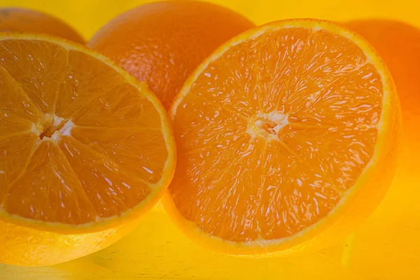 Sárga Alapon Izolált Friss Narancs Gyümölcs Friss Narancshéj Közeli Felvétele — Stock Fotó