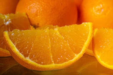 Turuncu arka planda taze portakal dilimi yakın plan. Biyolojik ve sağlıklı yiyecekler.