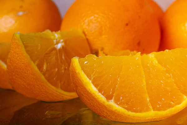 オレンジの背景に新鮮なオレンジのスライスのクローズアップ バイオ 健康食品 — ストック写真