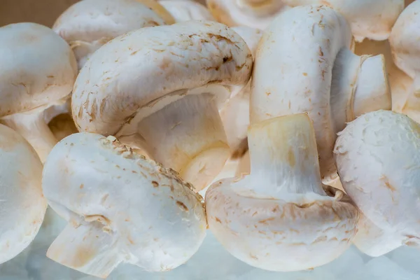 新鮮なピックアップキノコの束を閉じます準備食品のための準備 健康的な栄養 バイオ有機栽培 生食真菌の背景 — ストック写真