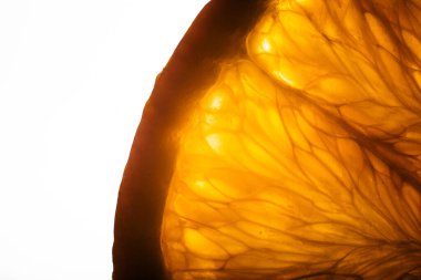 Turuncu arka planda taze portakal dilimi yakın plan. Biyolojik ve sağlıklı yiyecekler.