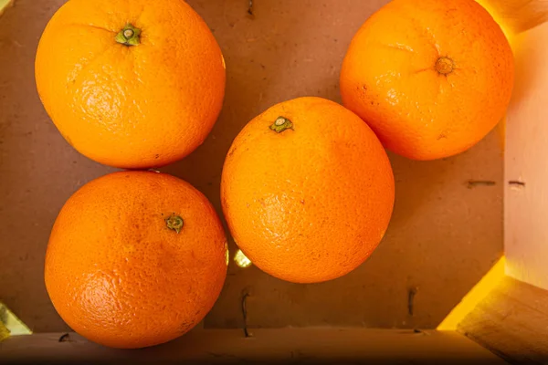 Frische Orangenfrüchte Isoliert Auf Gelbem Hintergrund Nahaufnahme Von Frischer Orangenschale — Stockfoto
