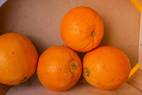 黄色の背景に新鮮なオレンジの皮のクローズアップ バイオ 健康食品 — ストック写真