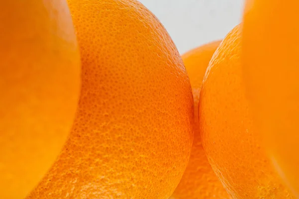 新鮮なオレンジの果実は白い背景に隔離されます 黄色の背景に新鮮なオレンジの皮のクローズアップ バイオ 健康食品 — ストック写真