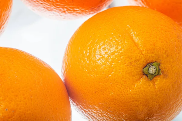 新鮮なオレンジの果実は白い背景に隔離されます 黄色の背景に新鮮なオレンジの皮のクローズアップ バイオ 健康食品 — ストック写真