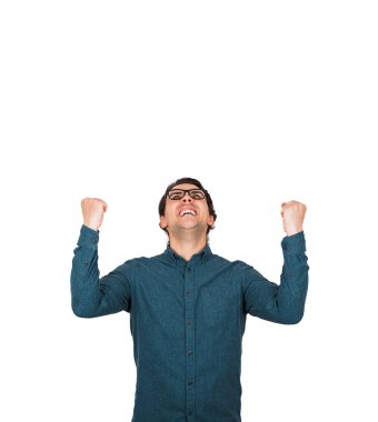 Müteşekkir ve memnun iş adamı yumruklarını havada tutuyor. Beyaz arka planda, kopya alanı olan mutlu görünüyor. Minnettar adam kazandı, başarı kavramını kutladı, mutluluk çığlıkları attı..