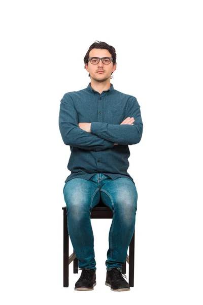 自信のあるビジネスマンの完全な長さの肖像画は 椅子に座って眼鏡を着用し 白い背景に隔離された腕を交差させ続けます コンテンツビジネスの人は カメラを見て決定 — ストック写真