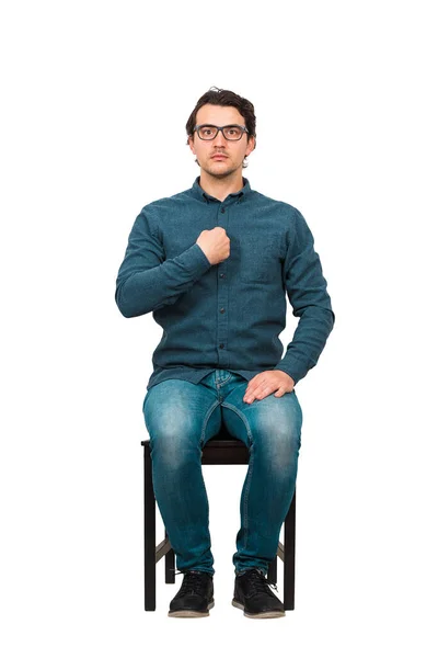 複雑なビジネスマンの完全な長さの肖像画は 椅子に座って自分自身に指標指をポイントし カメラに白い背景に隔離された混乱している 有罪とされた営業職員 — ストック写真