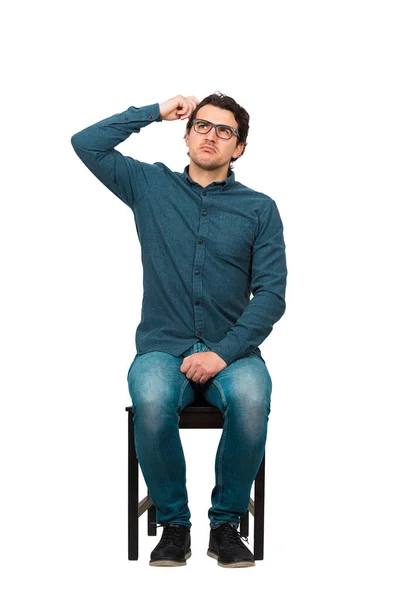 Comprimento Total Empresário Perplexo Arranhando Gesto Cabeça Sentado Uma Cadeira — Fotografia de Stock