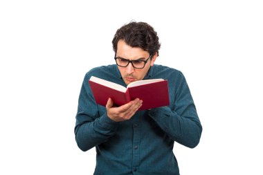 Sersemlemiş inek öğrenci portresi, ya da profesör gözlük takıyor, şaşkın şaşkın bakıyor, kitaptaki bilgileri iki kez kontrol ediyor. Şok olmuş okuyucu, zayıf görüş mesafesi, izole edilmiş beyaz..