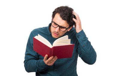 Kafası karışmış, kitap okuyan, başını kaşıyan, beyaz arka planda soyutlanmış bir adam. Öğrenci ya da profesör gözlük takıyor. Ders kitabında kafası karışmış görünüyor. Eğitim kavramı, öğrenim ve evde öğrenim.